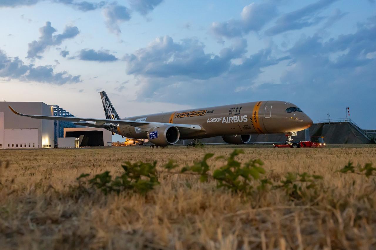 首架A350F测试机彩绘喷涂的更多细节。涂装源自空客2022年发起的全球设计竞赛
