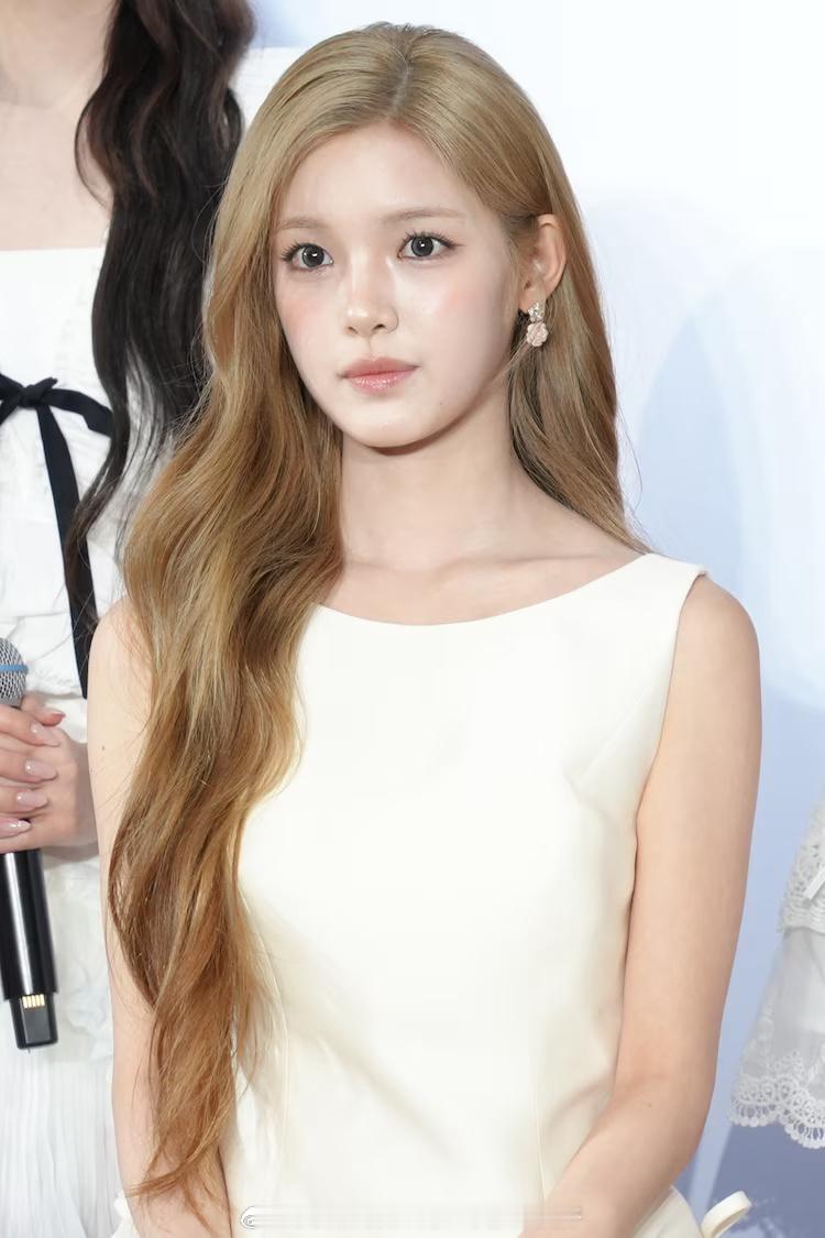 Hearts2Hearts组合JIWOO、CARMEN、YUHA、STELLA、