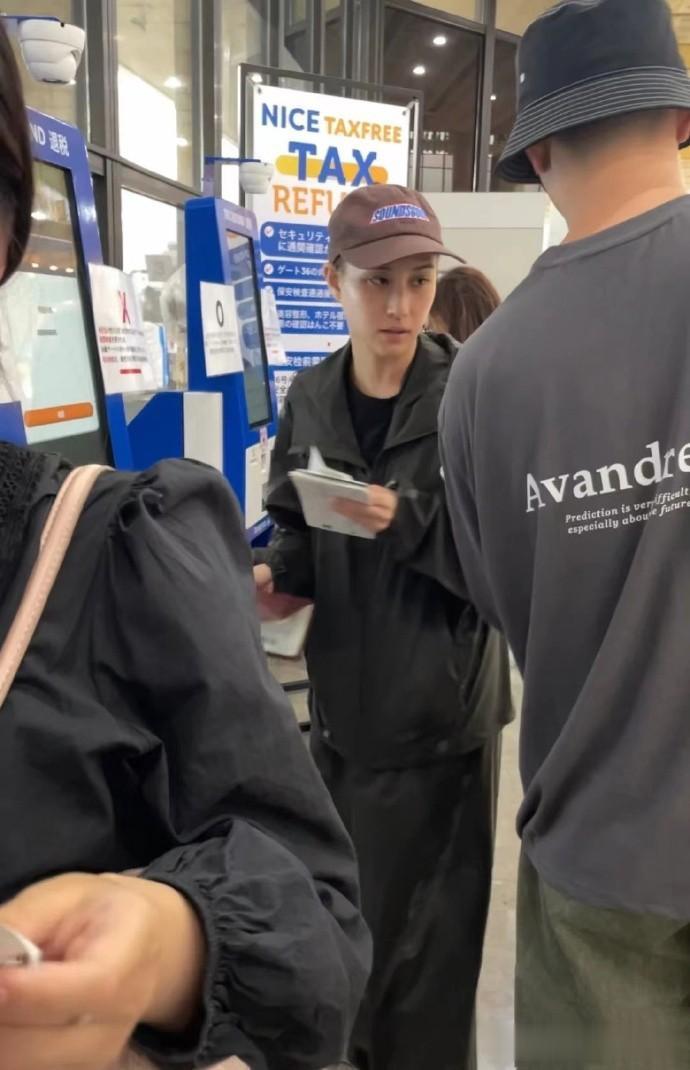 窦骁好会哄何超莲开心，只要何超莲在他身边，基本都会面带笑容，他甚至会小心翼翼的用