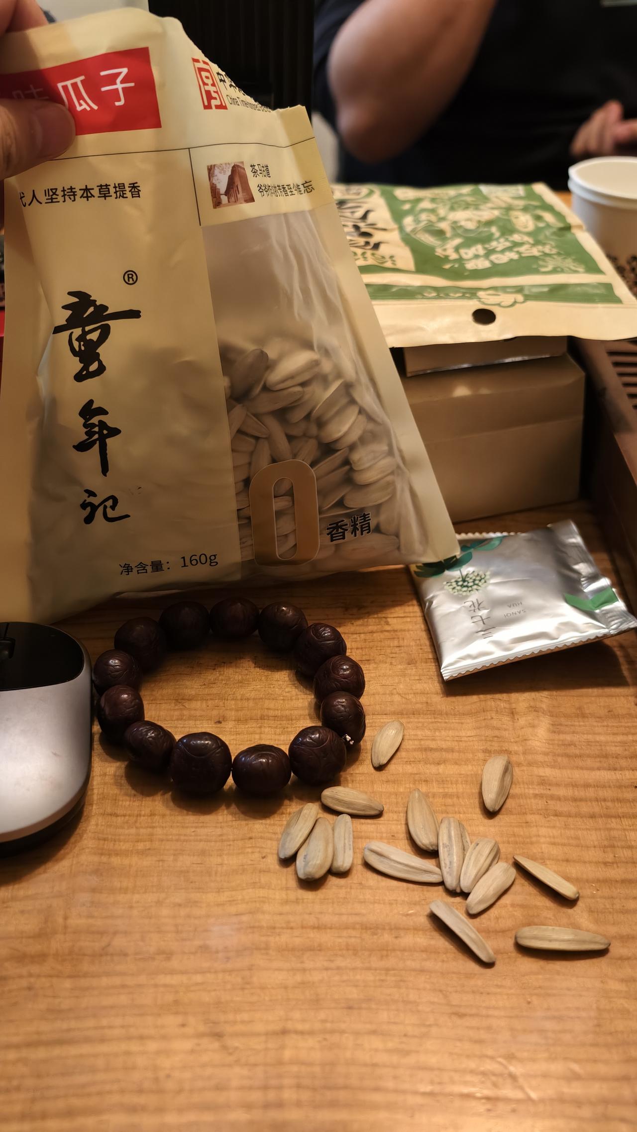 喝茶中品人性百味、鉴人生意义—与蔡蔡记
蔡蔡过来了，特意给我送一点龙井，自然要抽