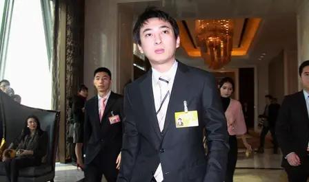 我在想，王思聪，这个超级大网红，要是出来带货会怎么样？

  疫情肆虐的最初，全