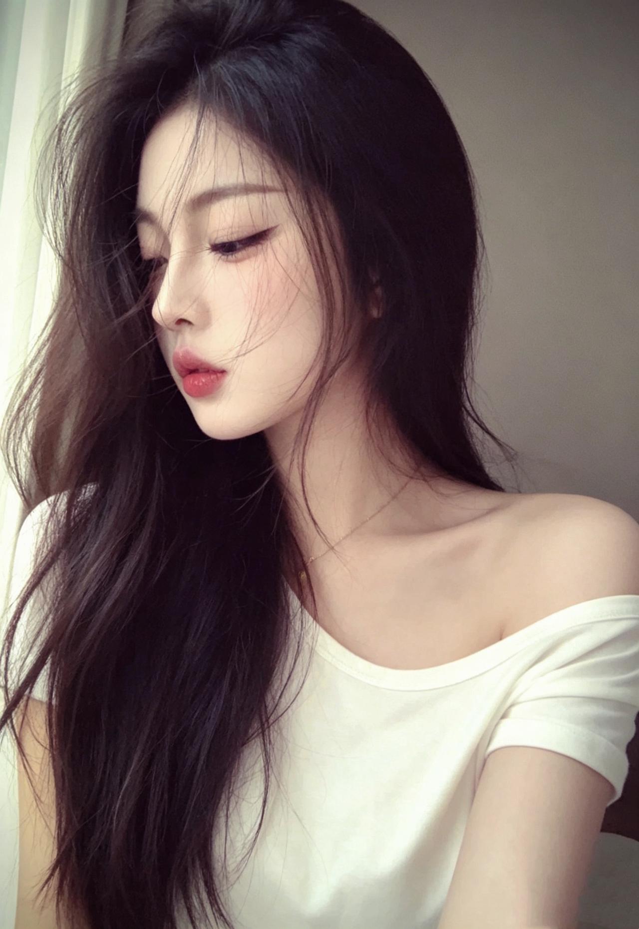 日子照样过 没有不快乐也没有很快乐 只是晚上很晚睡 早上很早醒