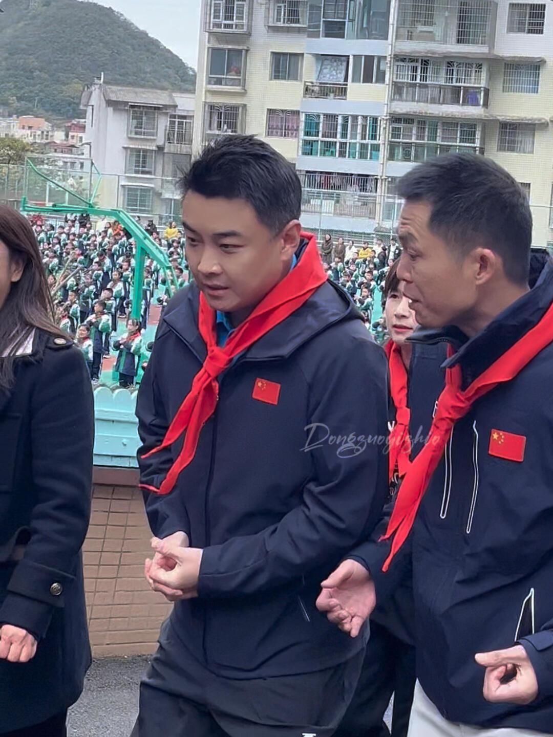 王皓在认真的沟通，这个年纪意气风发，四十岁来临之际，拼事业，家庭美满！
不当教练