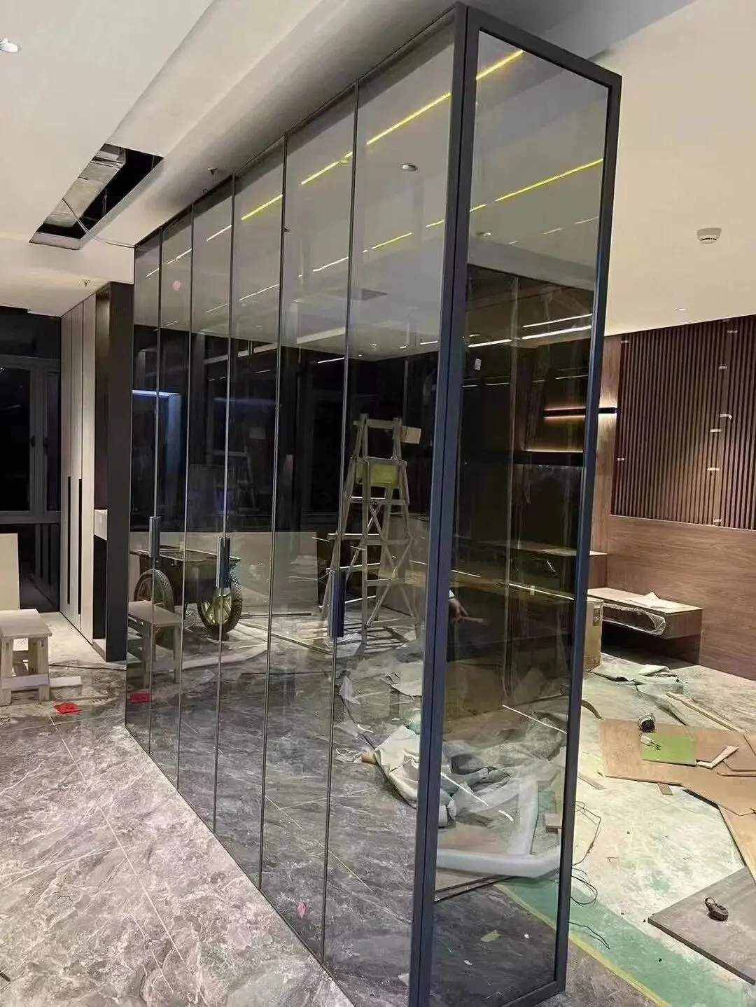 开灯是玻璃关灯是镜子的玻璃柜