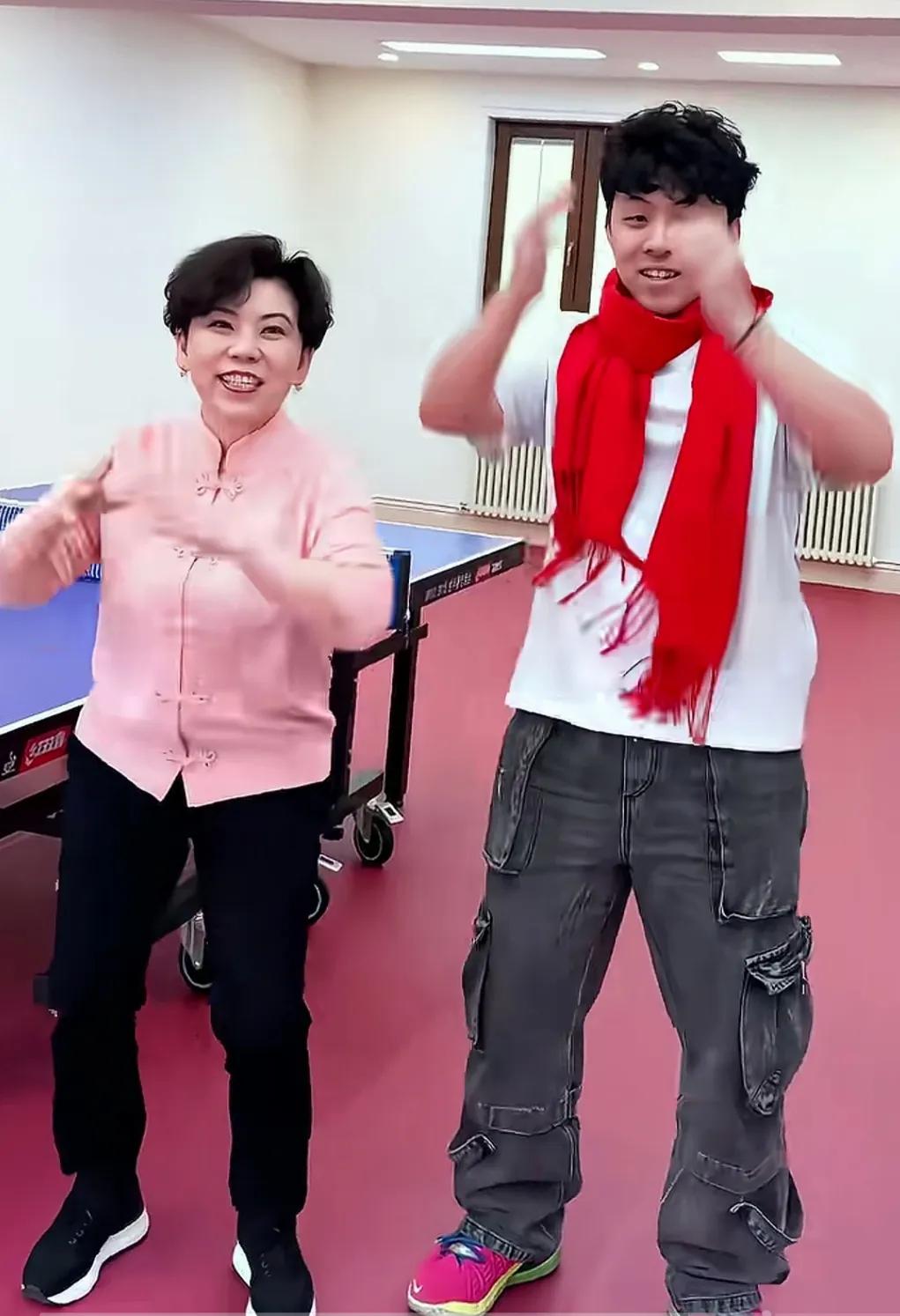 奥运冠军邓亚萍越来越年轻了，她锻炼身体竟然是和儿子一起跳舞。