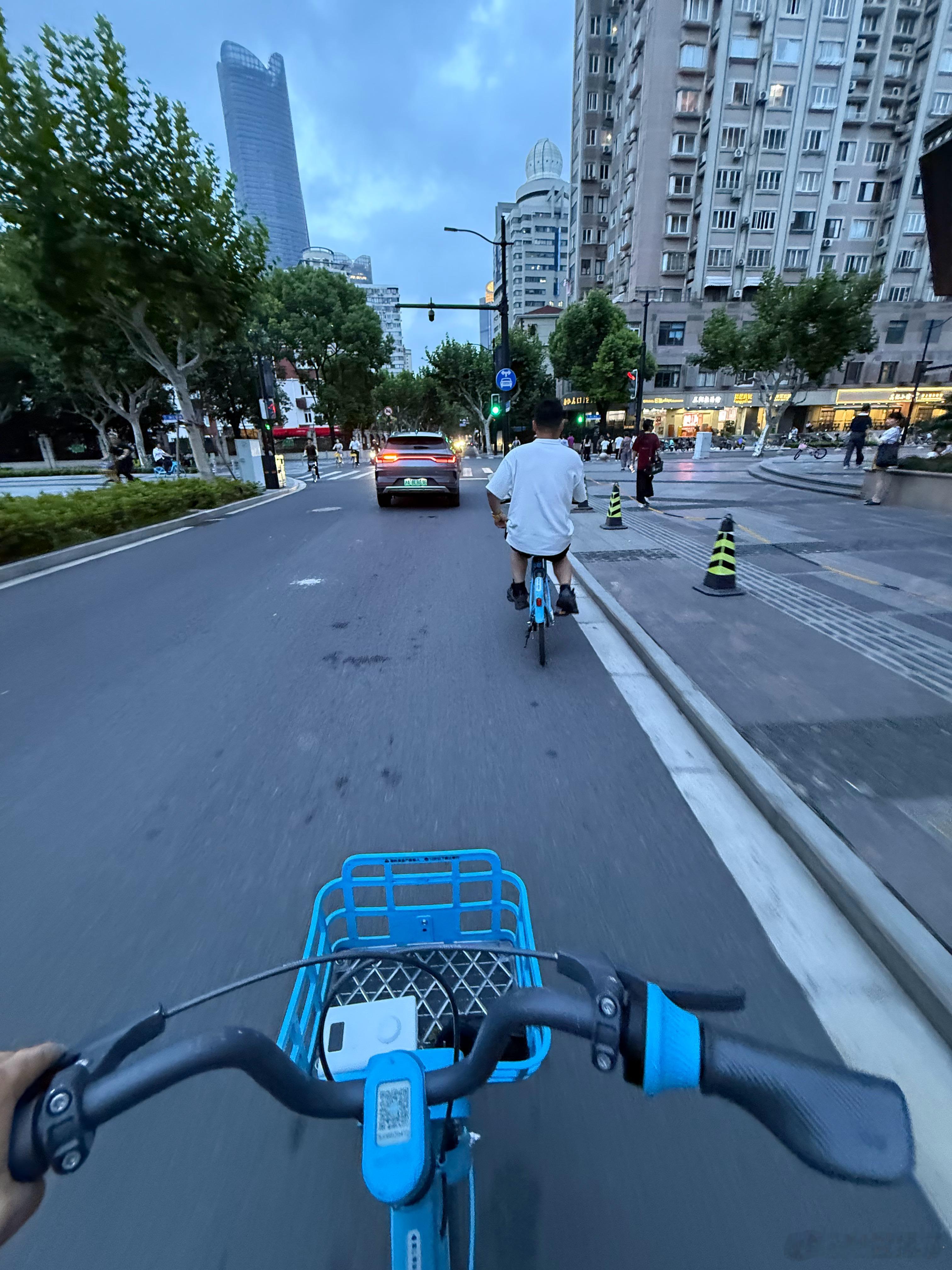 差点赶不上了骑单车来参加智己超级增程发布会[爱你] ​​​