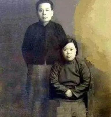 1913年，张恨水被迫结婚，虽然他嫌弃妻子长得丑，却经常和妻子同房。不久后，妻子