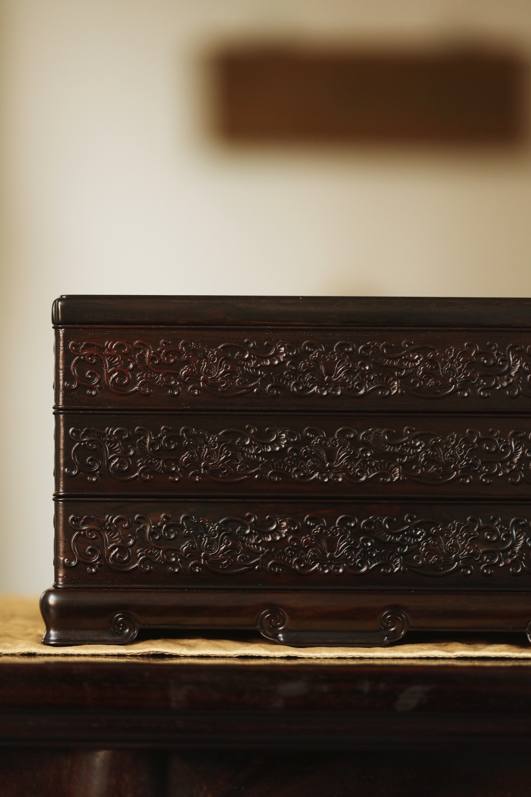 酸枝×百宝嵌 | 玉堂富贵 普洱茶盒精选大红酸枝老料；如意纹足，形制端雅。四面以