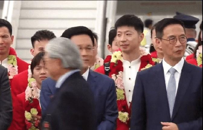 马龙和全红婵，一个说不热，一个喊热，这对话成了网上的热门话题。
马龙，比赛完汗如