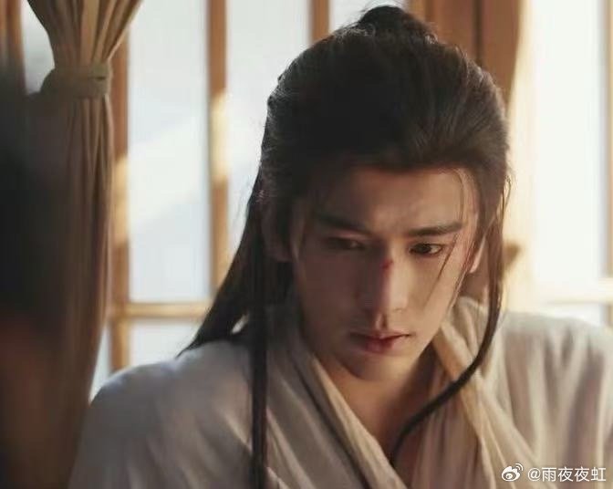 逐玉难掩杀伐戾气的谢征不动则已，一动全是锋芒，哪怕穿着素衣，也遮不住从战场里走出