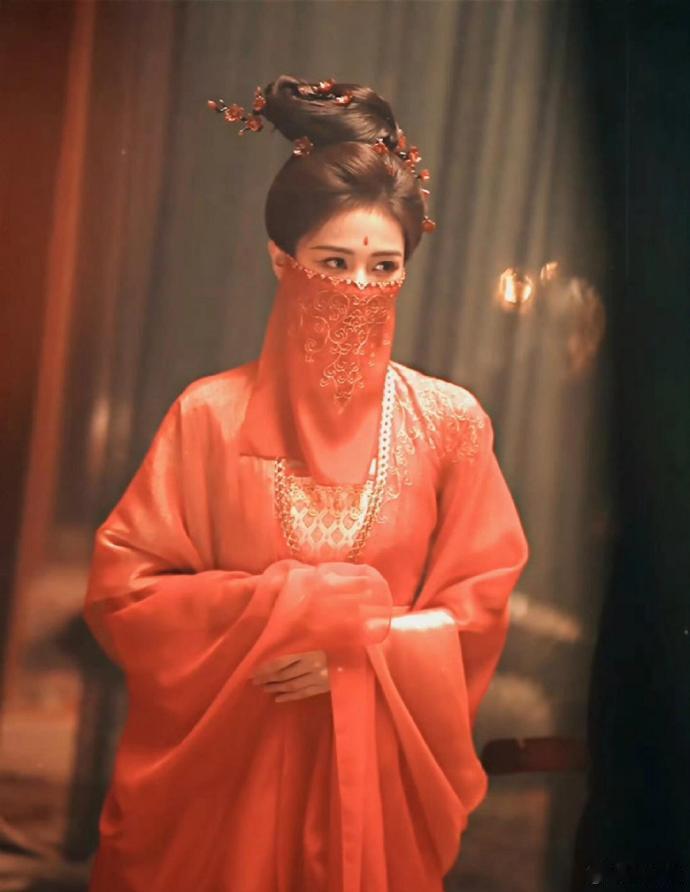 白鹿入酷的新身份 白鹿入职就送福利 刷到白鹿的新物料直接被美晕，新身份解锁就算了