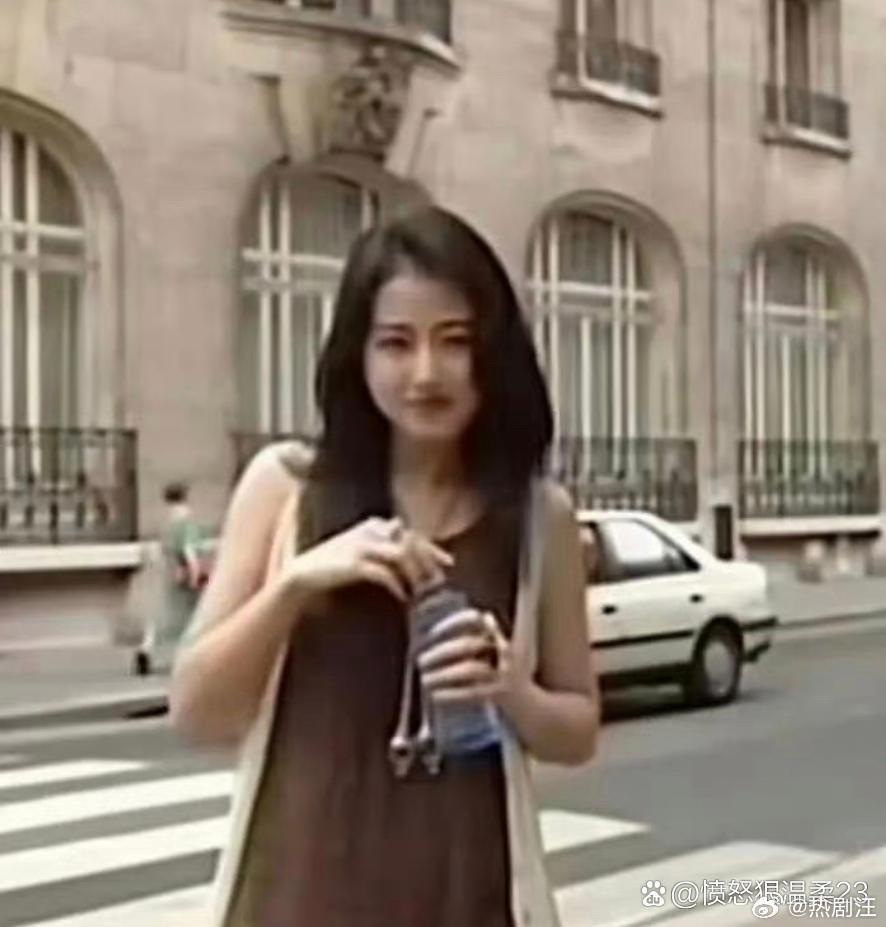 年轻的周海媚，真是清纯到极致了。 