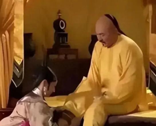 乾隆醒来，对一个宫女说，“你来伺候朕冲龙沟。”宫女听完开心不已，赶紧回应，“奴婢