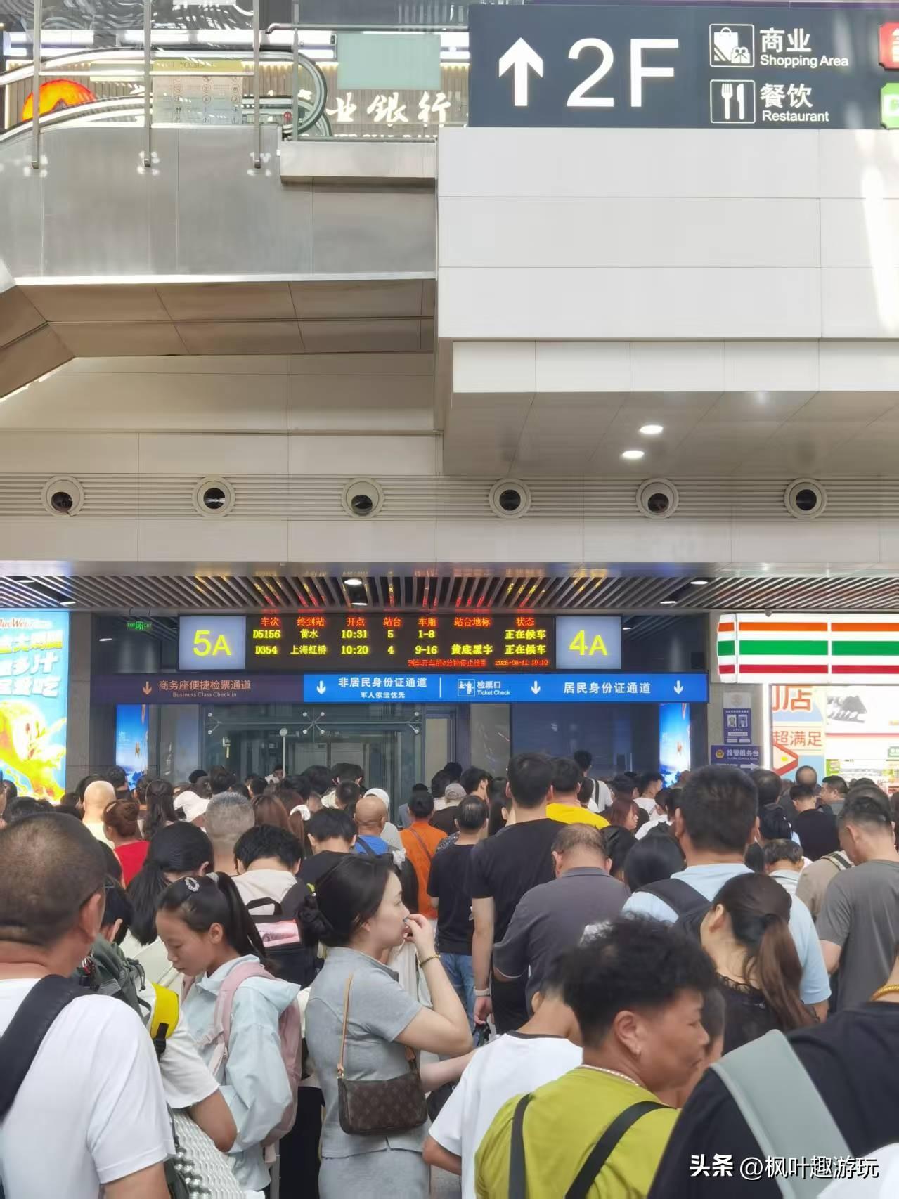 立秋了，去重庆黄水避暑的还是很多。
立秋了，不等于入秋。
今天有“秋包袱，热得哭