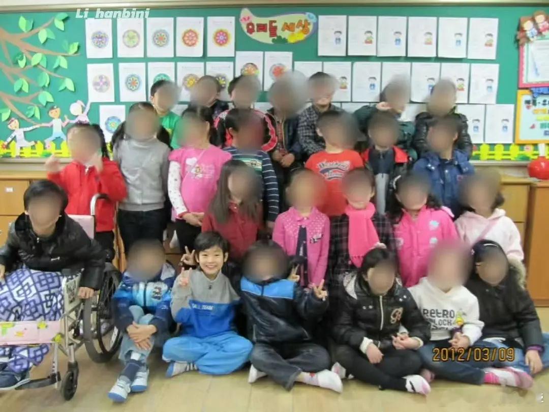 李翰飞童年比耶照 smtr25练习生李翰飞童年比耶照曝光，好萌的小盆友一枚[拜托