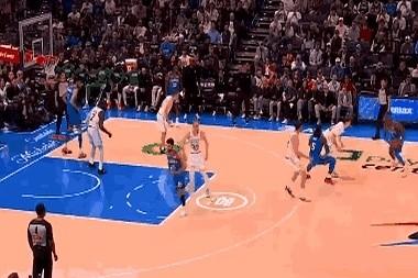 SGA这小子，真是NBA历史第一人！

就在上周三，亚历山大在俄城主场，第三节一