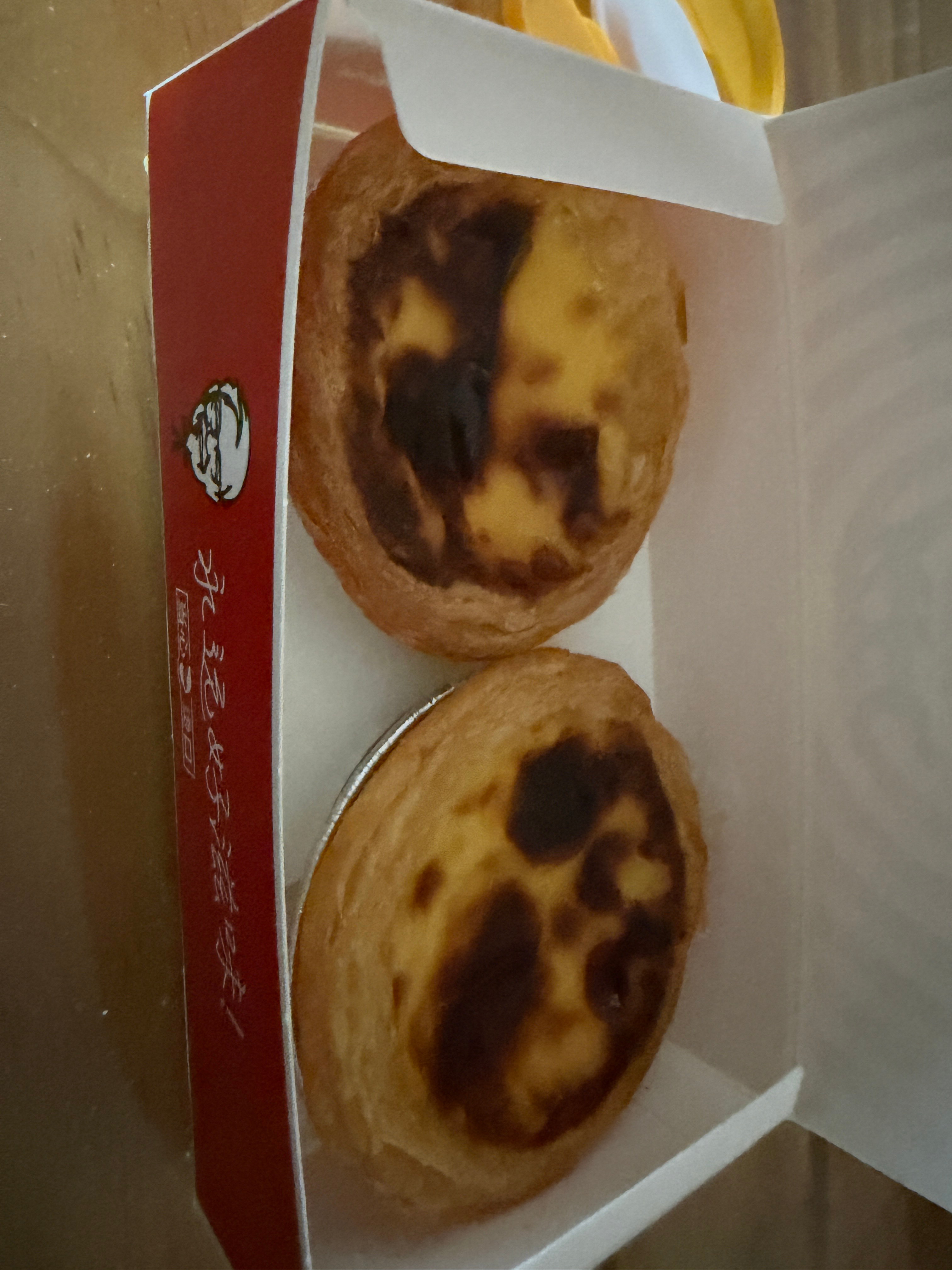 活了小三十年第一次出kfc的蛋挞，心里不是滋味，这年头日子真不好过