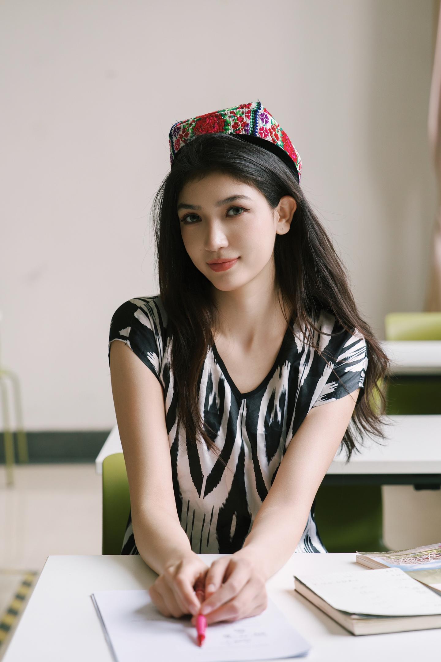 走得再远 身上的艾德莱斯与花帽便是随身携带的故乡