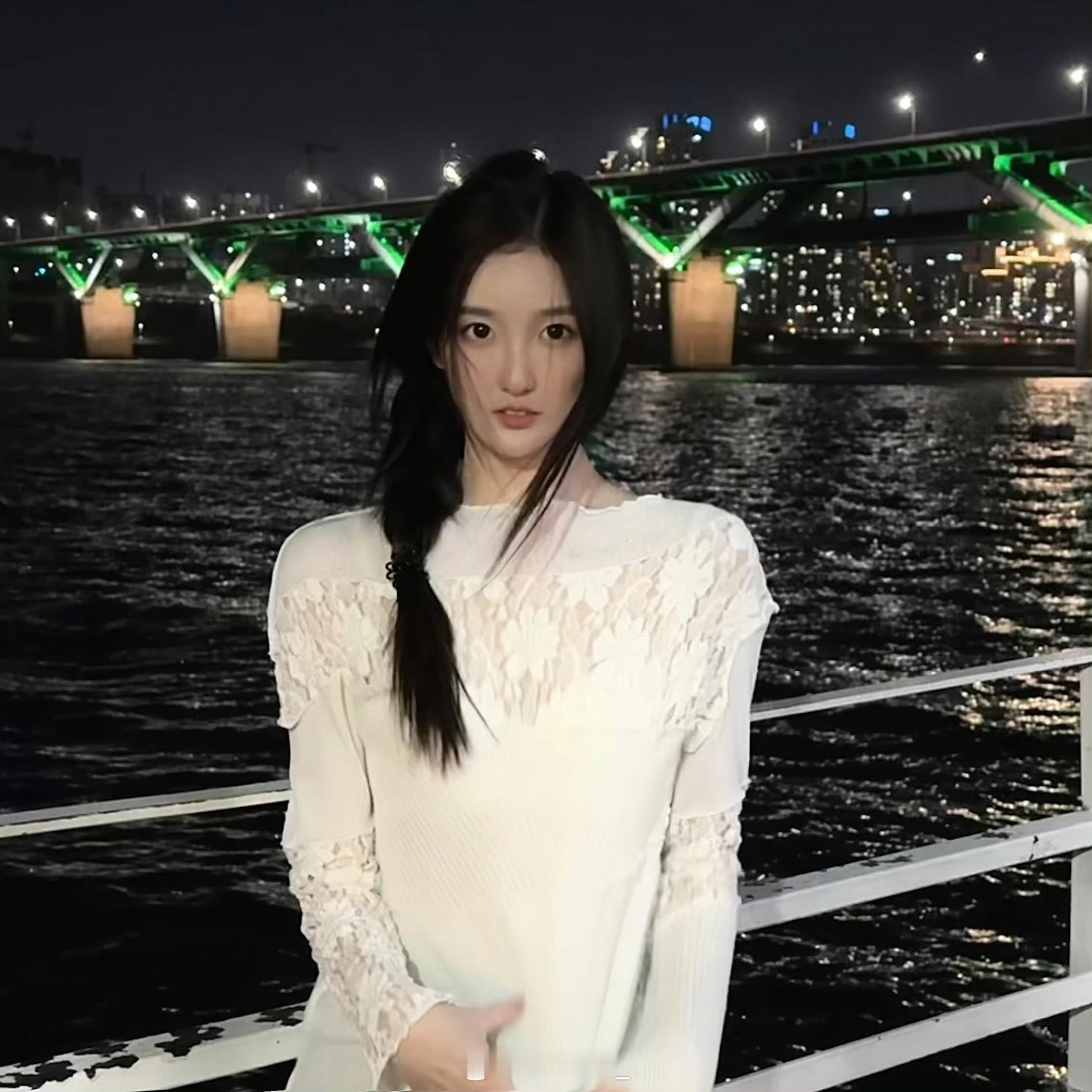 被拍到的林更新女朋友史芮伊，感觉样子一般。赵丽颖杀疯了，没有可比性，我觉得还是跟