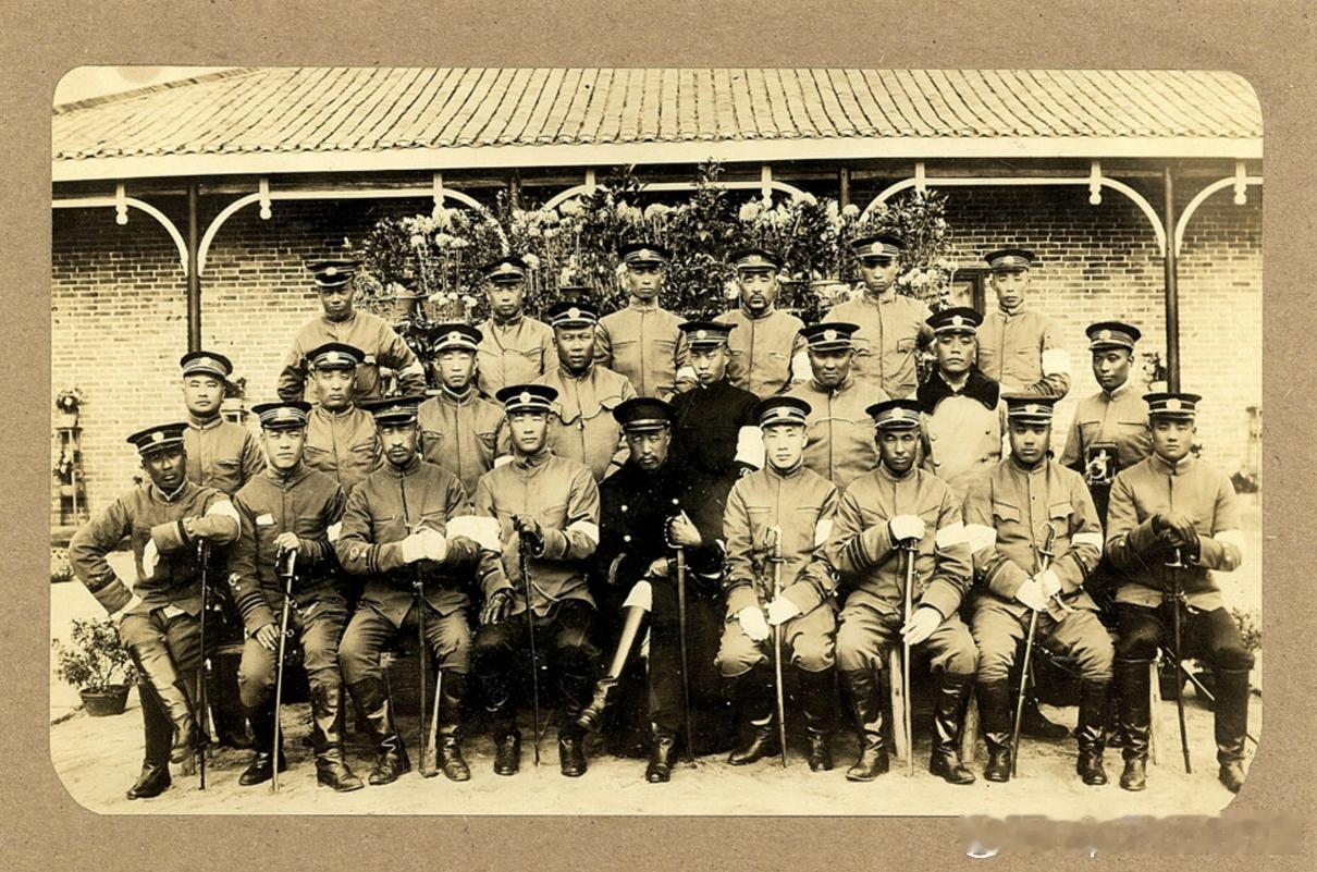清末新军将领合影，穿黑衣服的可能是湖北提督张彪历史影像