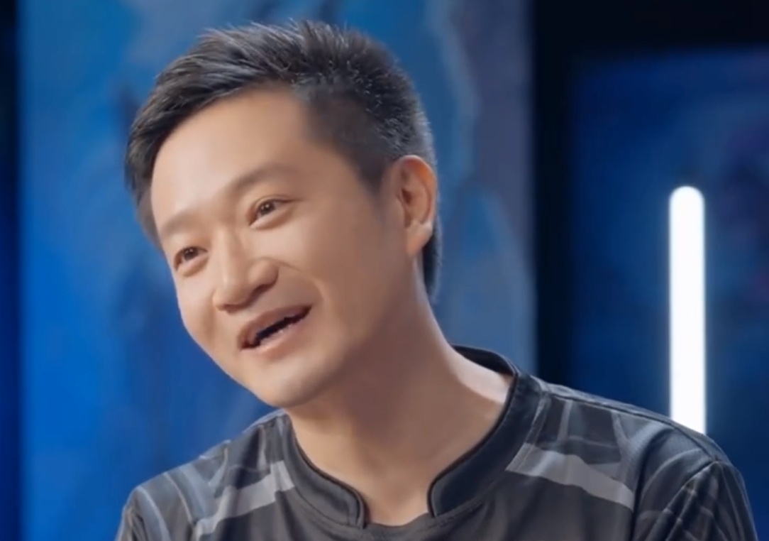 杨哥在小冰冰传奇的长篇采访中聊到了社区舆论对选手心态的影响说的还是蛮有道理的，职