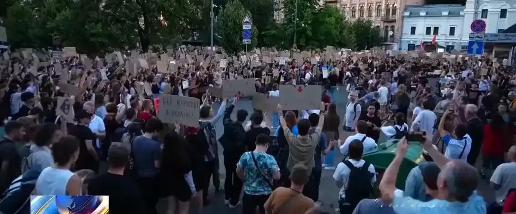 泽连斯基签署了一项削弱反腐机构的法案，好家伙，直接捅了马蜂窝，民众瞬间炸毛。22