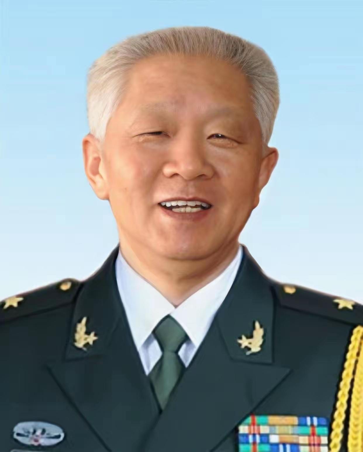 1981年，华国锋退下来后，组织部门专门找到他的秘书曹万贵，桌上摊着好几份调令，