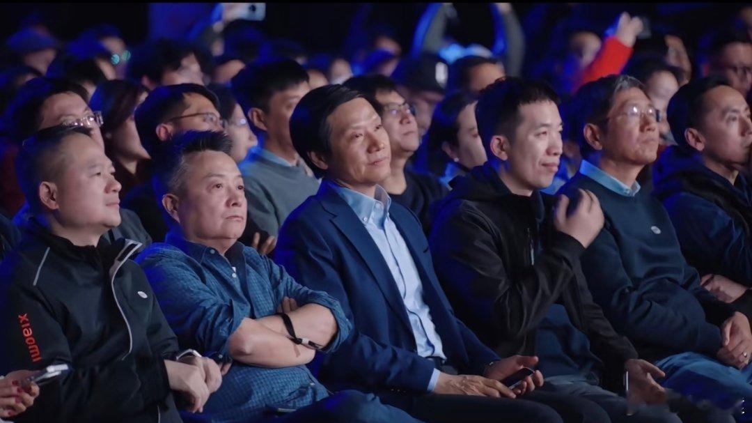 昨天小米发布会上的雷军，没跟之前一样在台上宣讲，而是选择坐在台下，看着憔悴了。 
