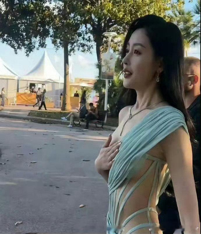 这件衣服真不是谁都能驾驭的，稍微有点赘肉都撑不起来，连张天爱瘦成这样都得一直收着