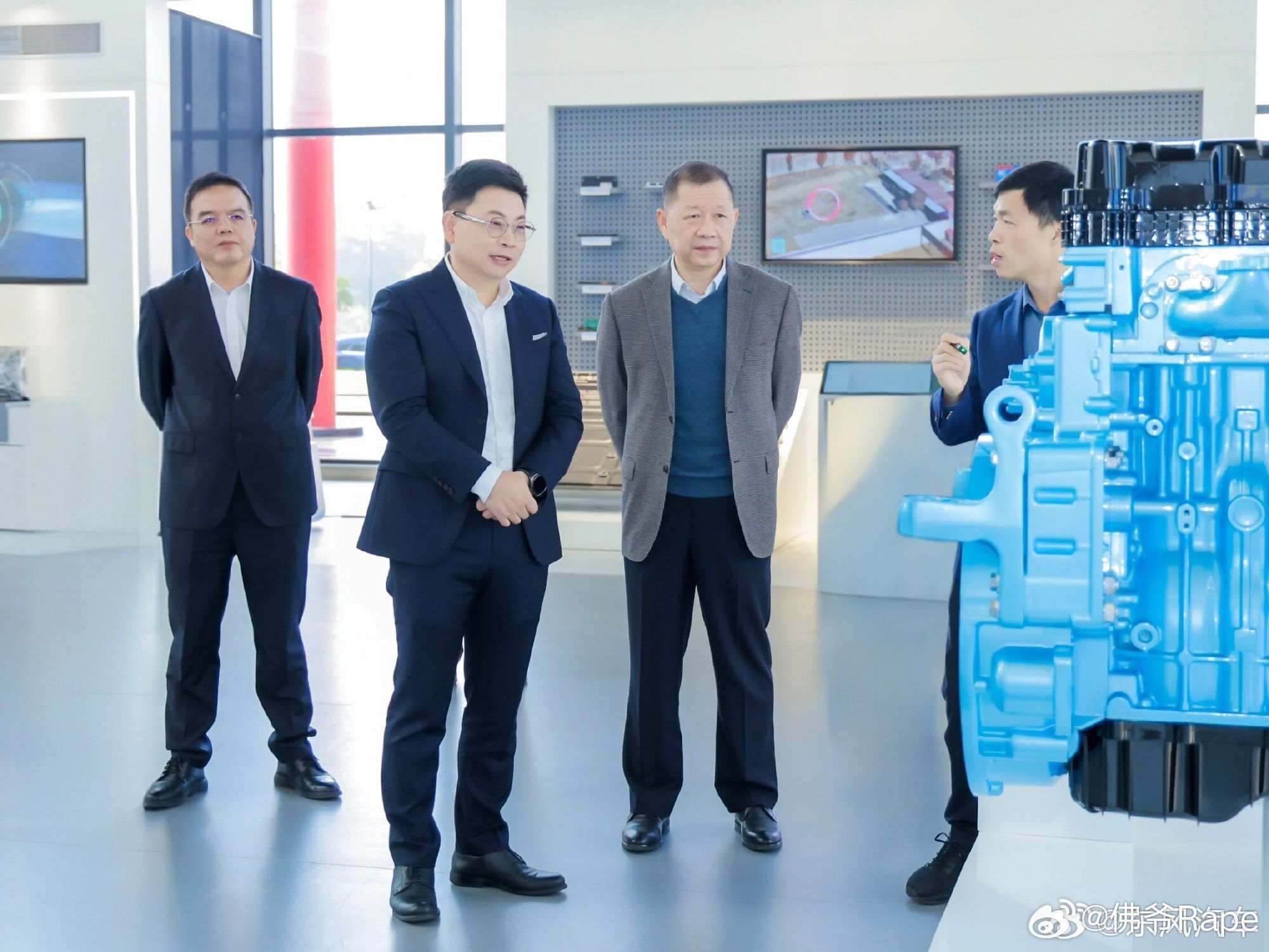 华为东风强强联手，越走越稳余承东带队赴东风深谈，鸿蒙生态+AI技术精准赋能，从签