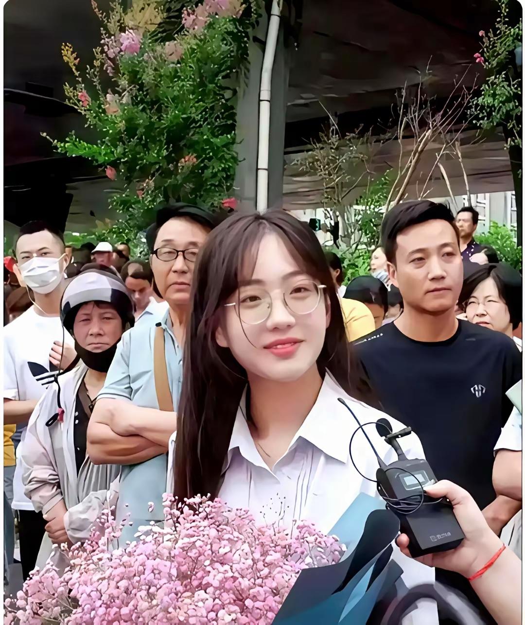 2020年高考场外的满天星女孩当年有多清纯，经过几年的留学生活，今天就有多风尘。