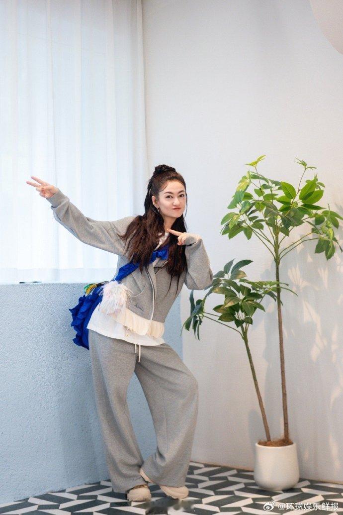 乌兰图雅者来女万千惠约搓澡者来家族日常：台上唱跳，台下约搓澡，主打一个接地气乘风