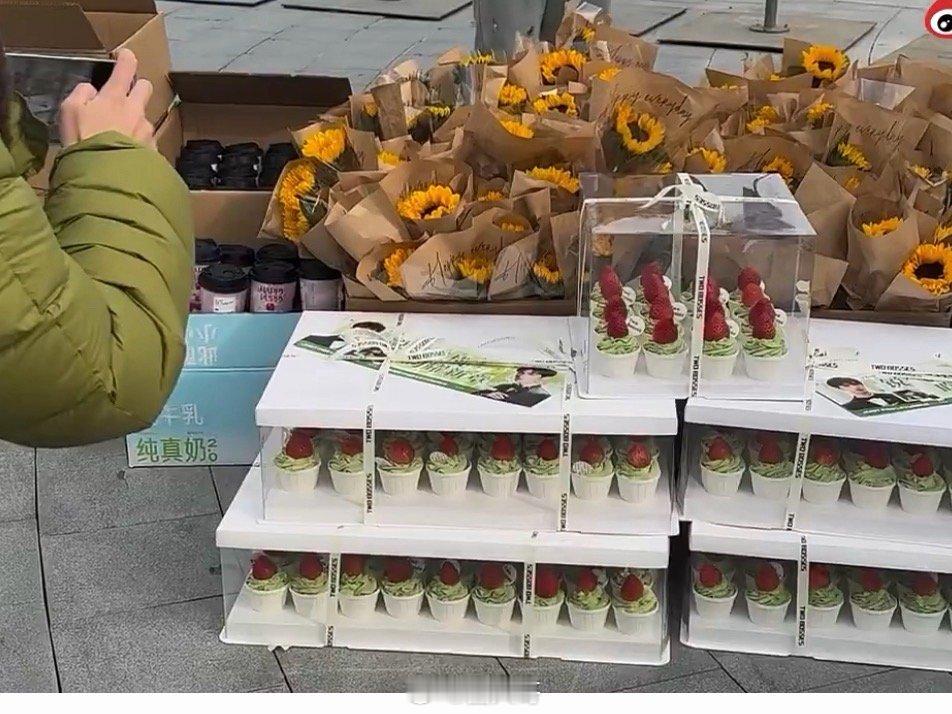 李昀锐浙江跨年给粉丝逆应援哇塞了啊，李昀锐在浙江卫视跨年，居然给粉丝准备了逆应援