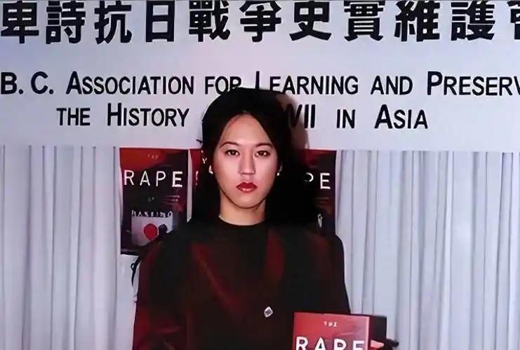 她为了揭露南京大屠杀的真相，被日本右翼势力疯狂报复，甚至以他年幼的儿子作为威胁。