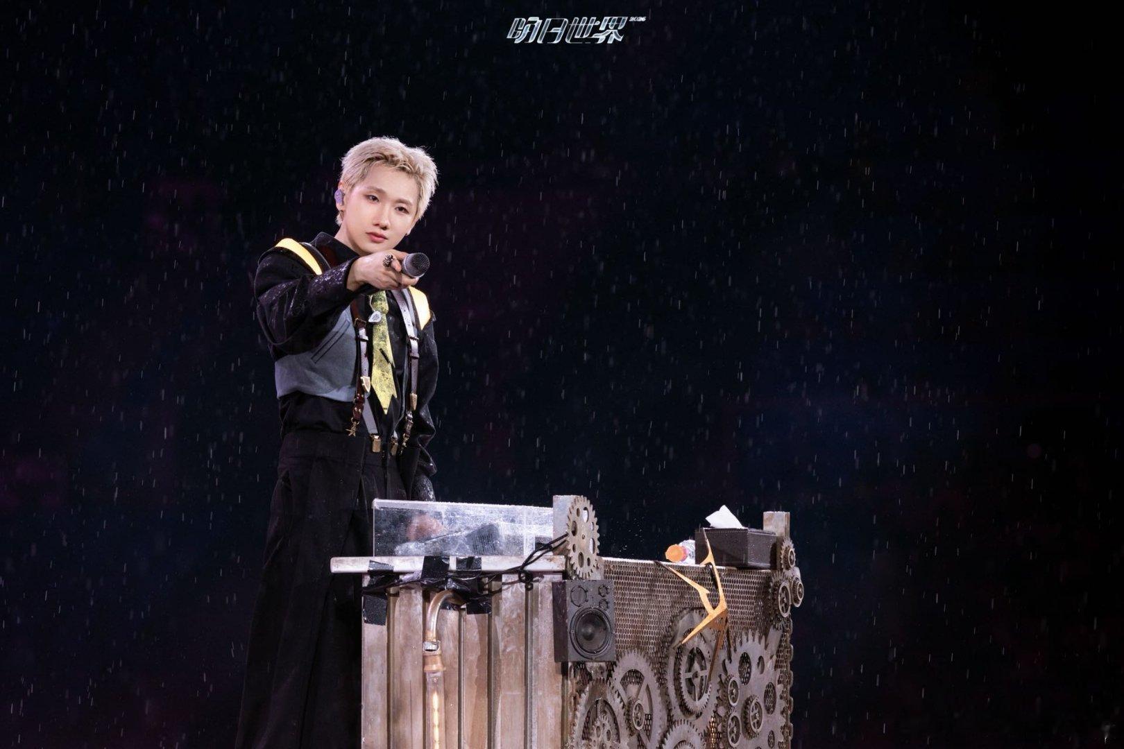 汪苏泷写故事的人首唱 沈阳的粉丝也太幸福了吧！《写故事的人》首唱舞台直接复刻MV