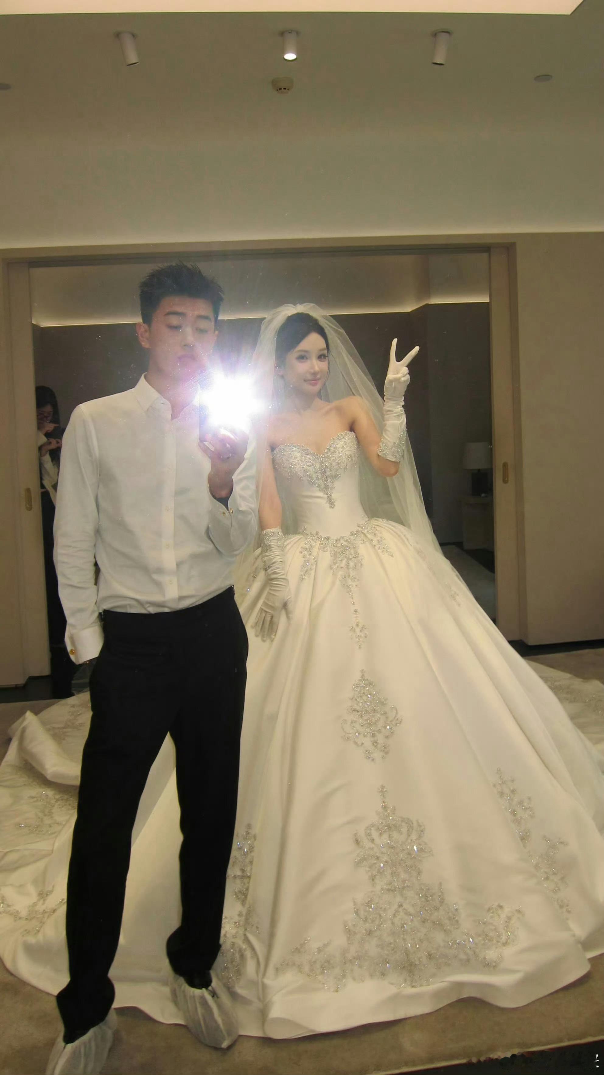 任权晒与薛小婉婚纱照薛小婉任权婚纱照任权晒出和薛小婉拍摄的婚纱照，二人已经领证，