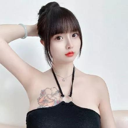 性感花季少女，肌肤如雪，花式发髻，精致妆容，优雅迷人。粉头发少女 粉樱盘发少女 