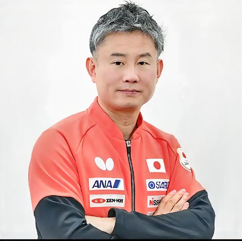 颁奖台上的一个微表情
把人性的参差扒得干干净净。
咱们队员上去握手，对面日本队的