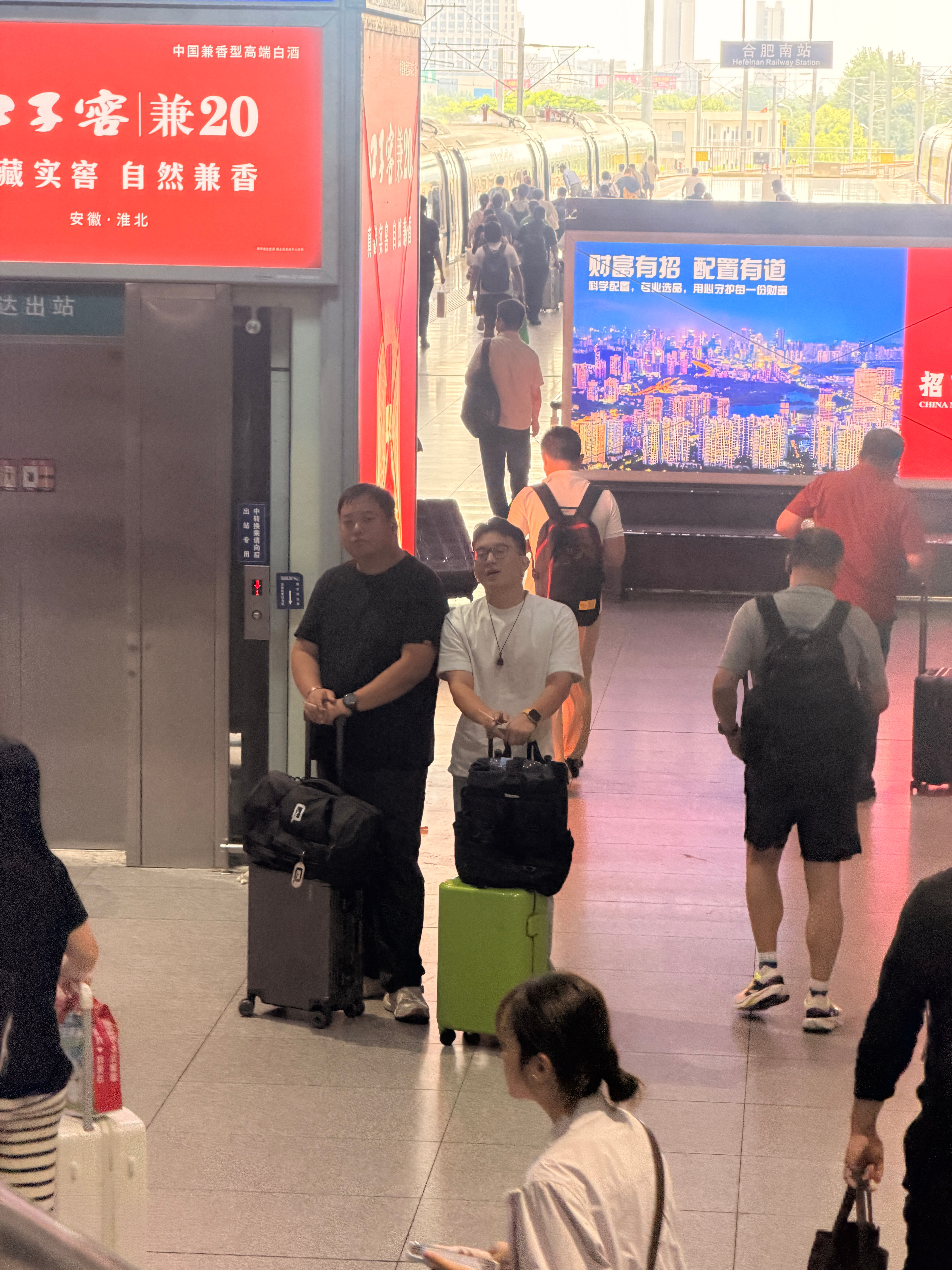 给大晨子和弟弟，也买了肯德基的春卷🫔图5+图6，大晨子让你们看他：刀切般的下颌