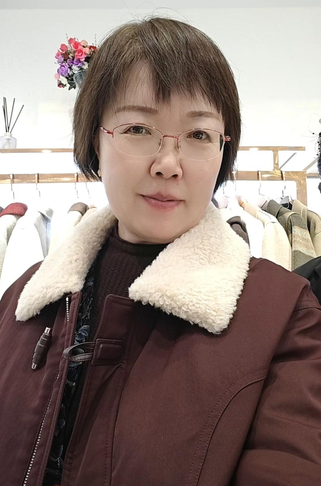 还有一个月就要过年了
又有了买件衣服的想法
衣橱里的衣服满满的
就是不买新的
活