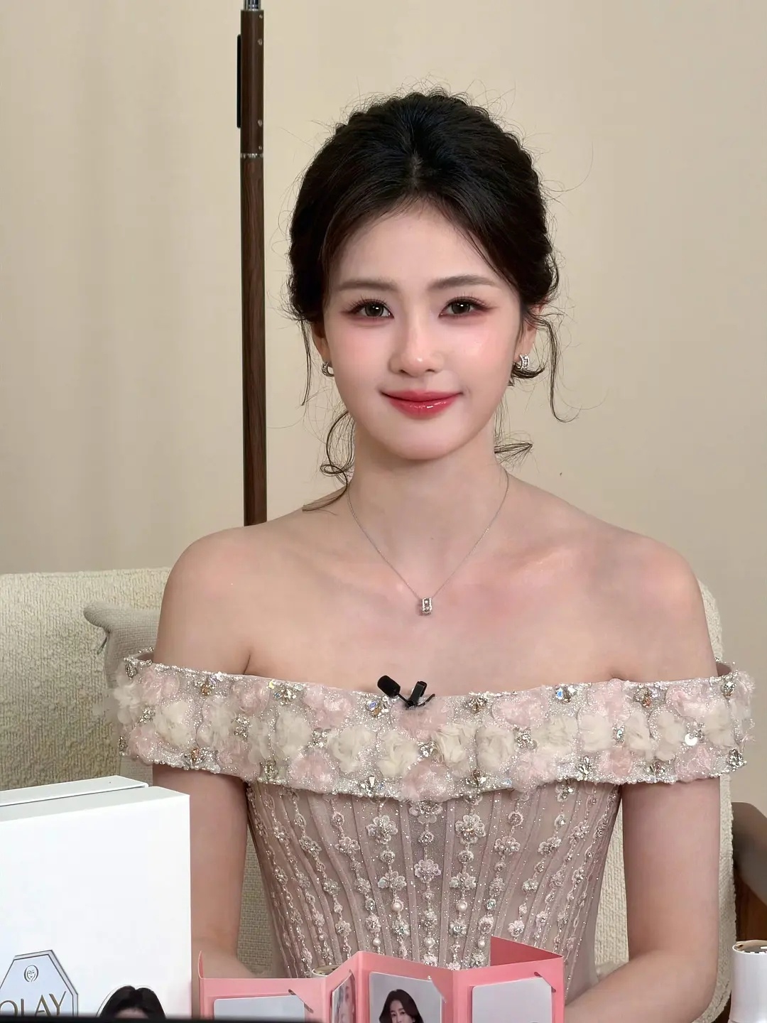 白鹿肩颈线条好优美，果然红气养人 