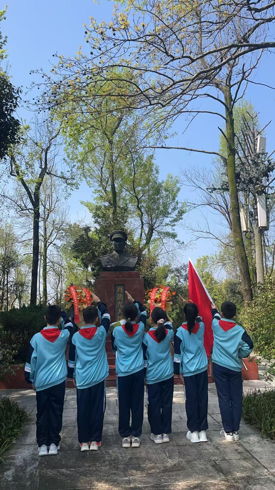 清明在长沙岳麓山拜祭萧劲光大将

人民海军首任司令员、海军之父、海军大将萧劲光是