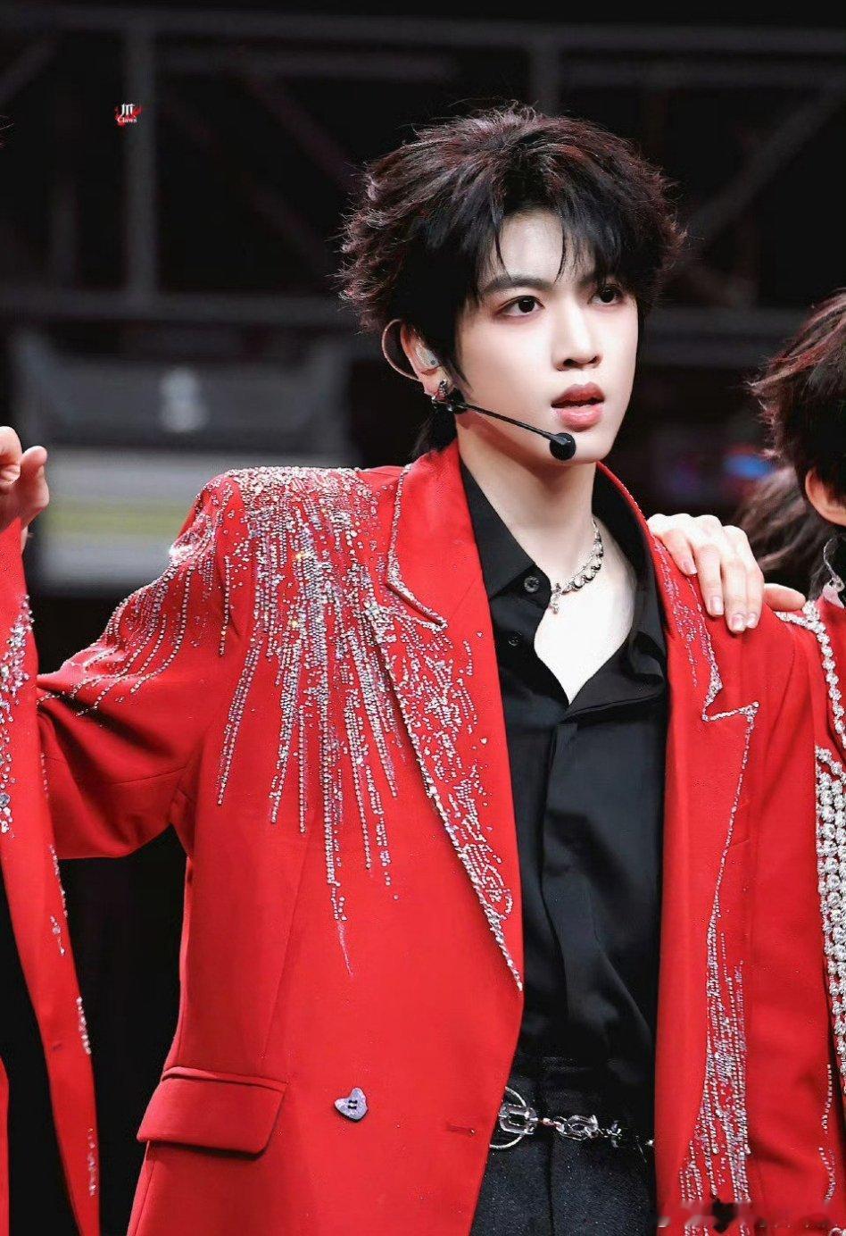 网传我们的少年时代2张桂源和王橹杰双男主。 