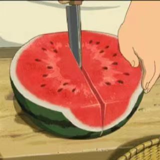 #夏季吃瓜有讲究# 夏天到了，隔夜西瓜吃前需切掉1厘米。隔夜西瓜表层1厘米的部分