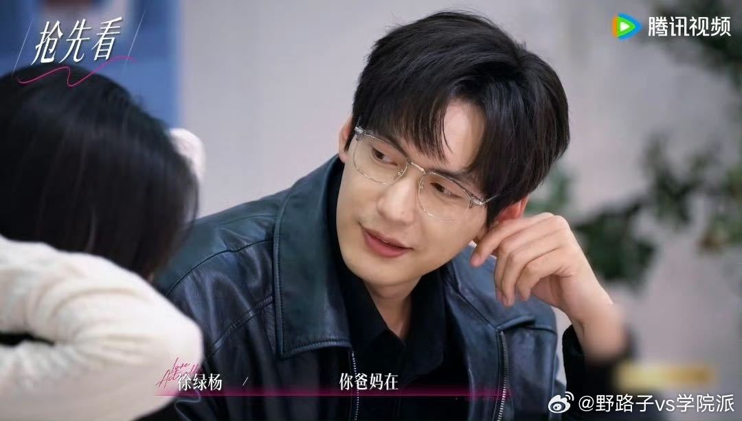 周佑凌要名分的眼神周佑凌向柳柳要名分半熟恋人 这一季两人的感情线跌宕起伏，前期充