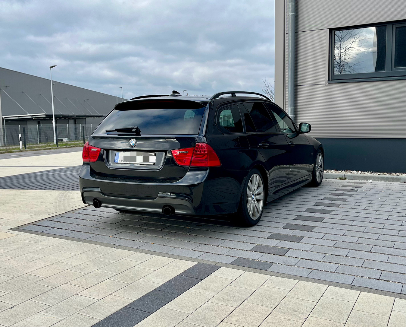E91 六缸柴油335d，贼少见，M套件好看，凸出来的行李架丑。#yz77聊车#