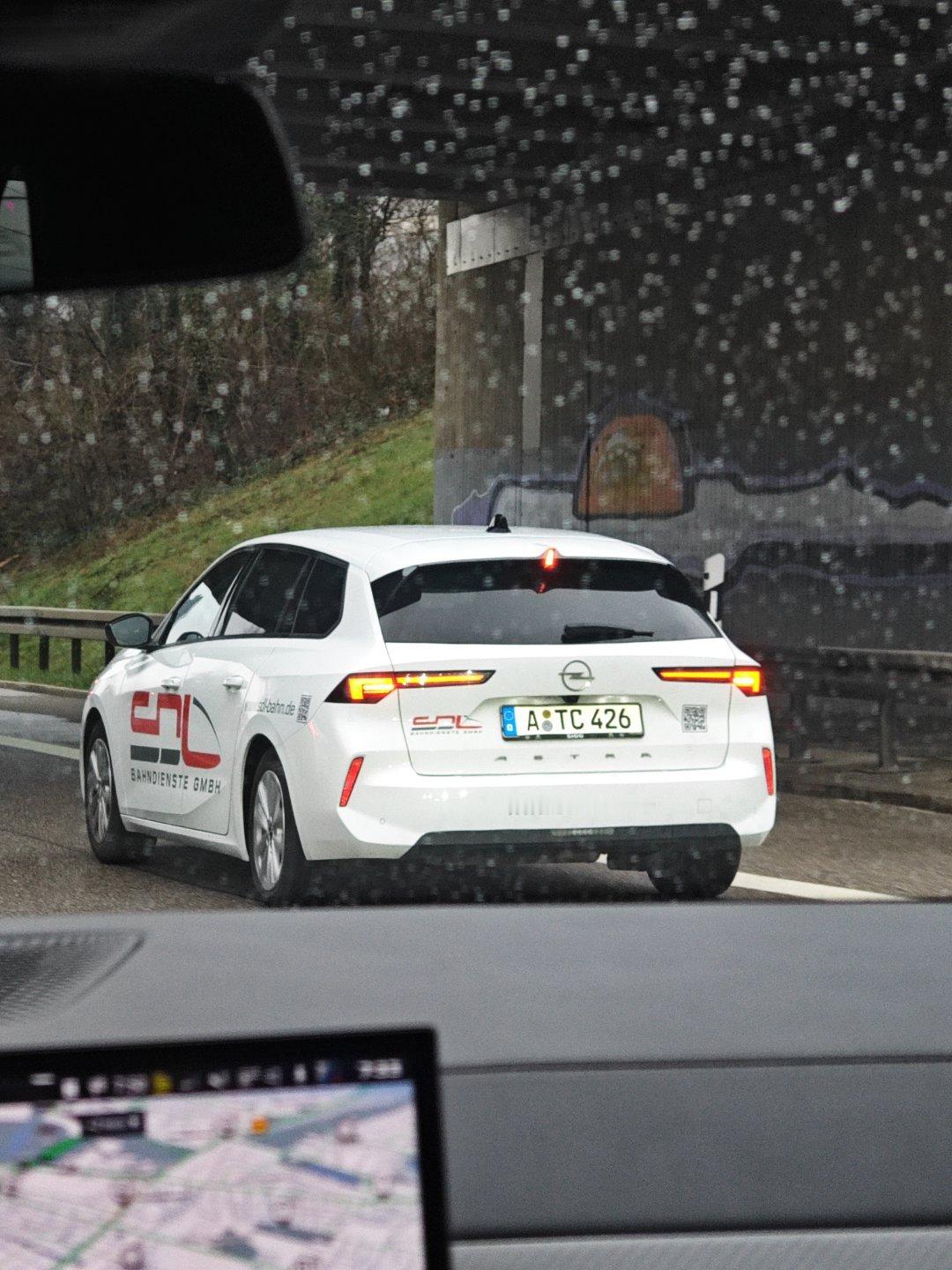 路上哪哪都是旅行车和两厢车，那说明到欧洲了 