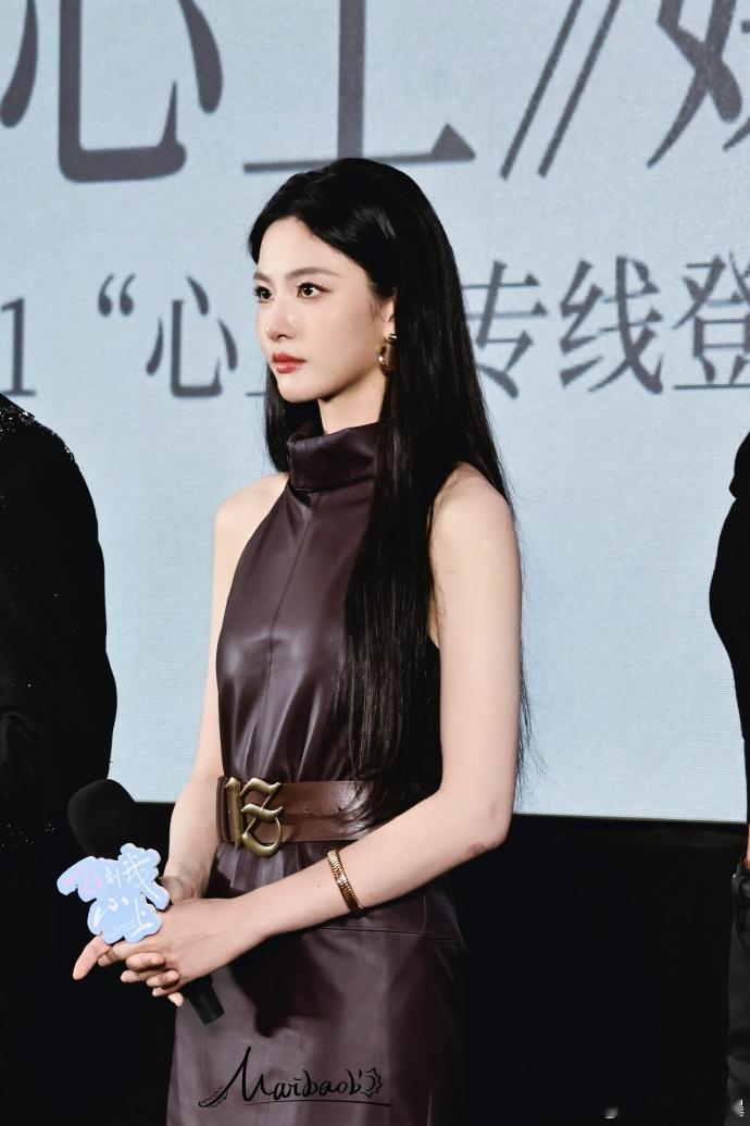 赵晴无袖黑裙赵晴黑长直美成啥样了 黑长直的造型真的是美得不知天地为何物了。赵晴无
