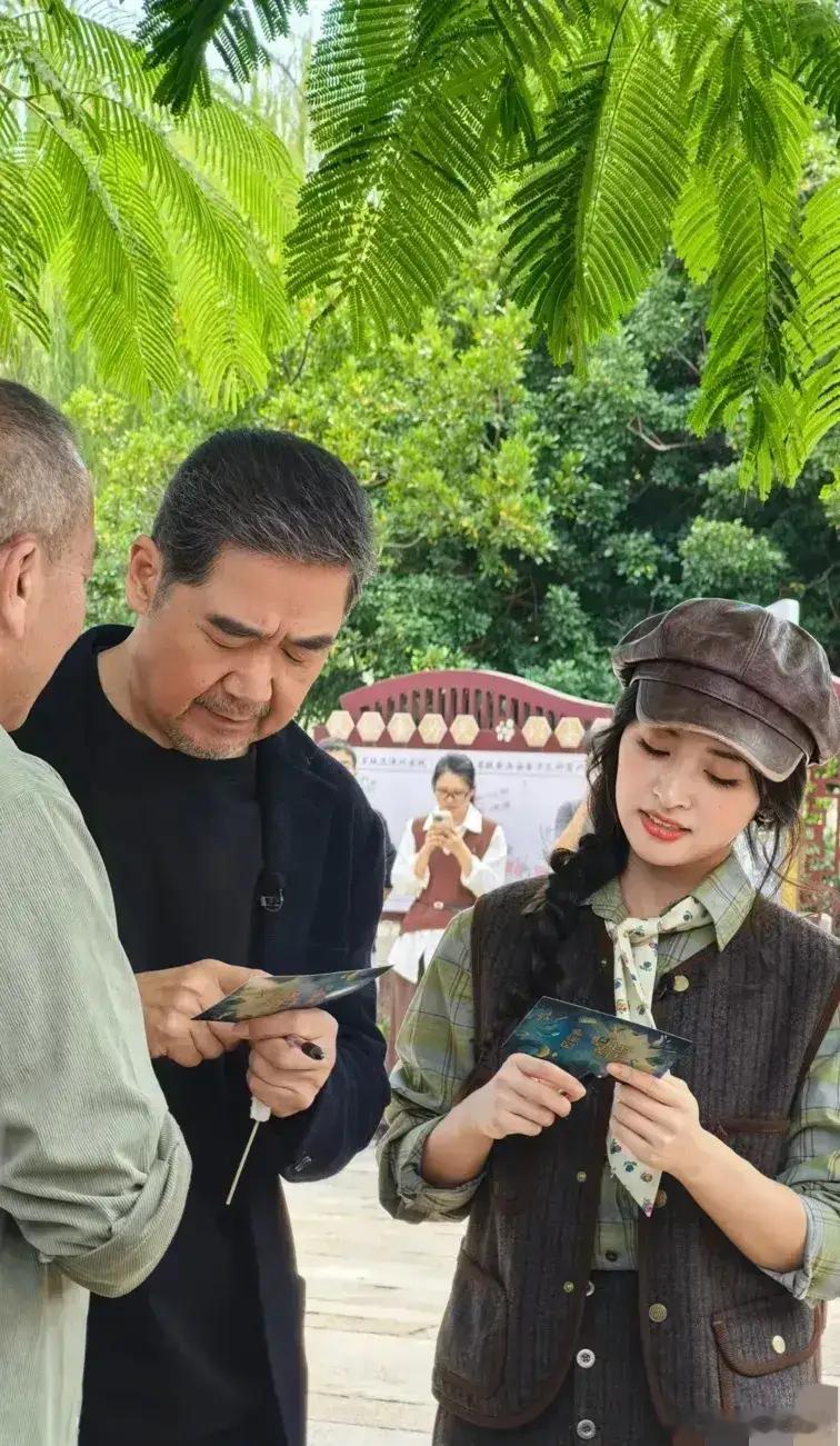 70岁张国立漳州古城被偶遇和沈月一起录综艺节目，身体板正，脸上没皱纹非常圆润保养