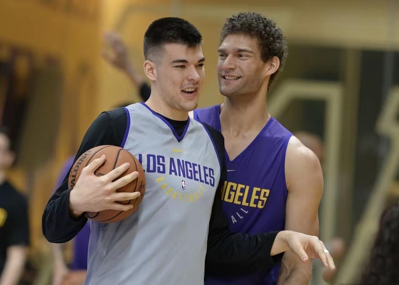 大洛佩兹要是再年轻点就没祖巴茨什么事了

快船背靠背战胜东部第一活塞队，莱纳德砍